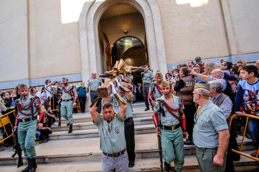 Multitud de público arropó la procesión organizada por la Hermandad del Calvario de Elda, en la que sesenta exlegionarios portaron a hombros el trono.