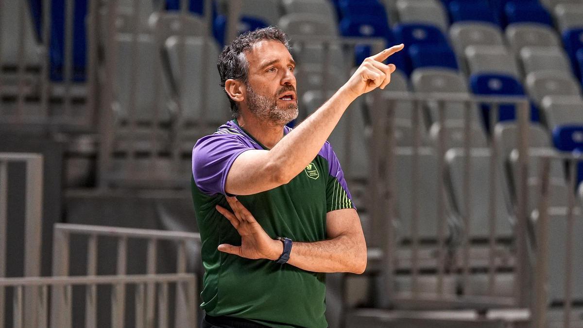 Ibon Navarro dirigiendo un entrenamiento del Unicaja.