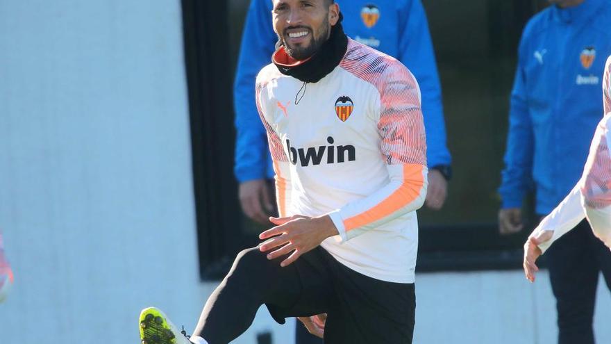 Ezequiel Garay sonríe durante un entrenamiento reciente en la Ciudad Deportiva del Valencia CF.