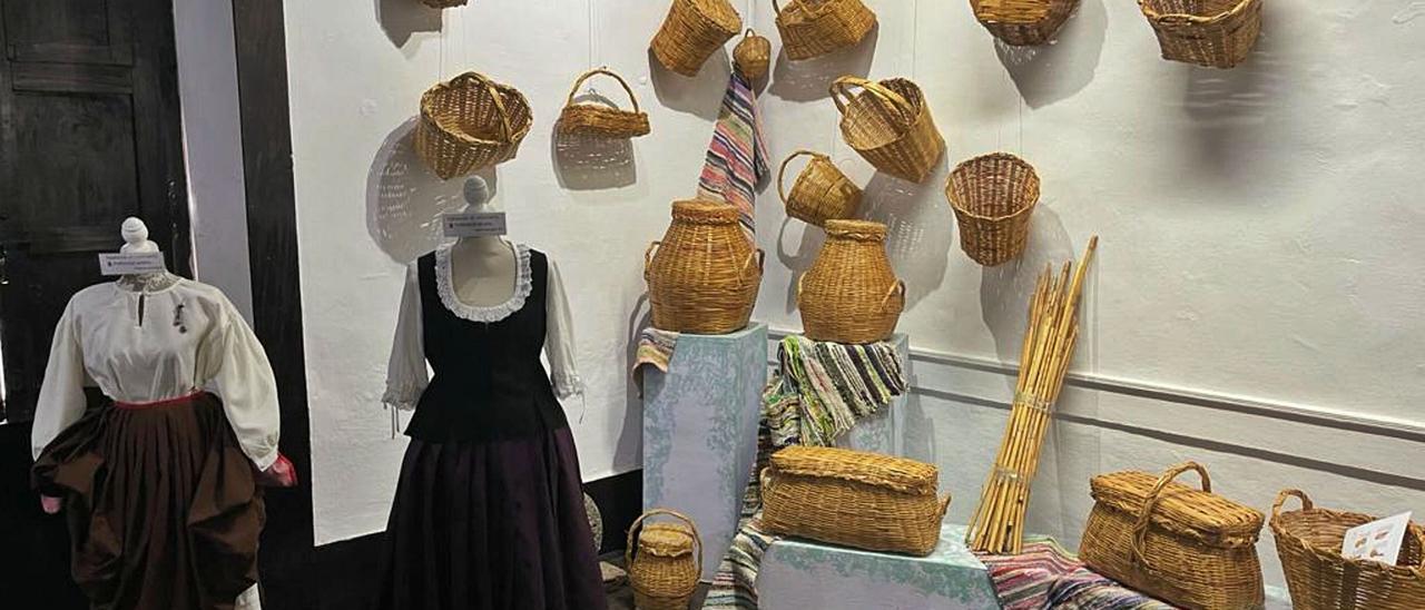 Muestra de trajes típicos y cestos tradicionales, en la Casa de la Cultura de Agaete. | | LP/DLP