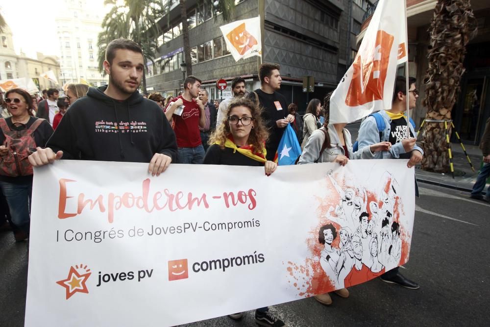 Manifestación en Valencia con motivo del 25 d'Abril