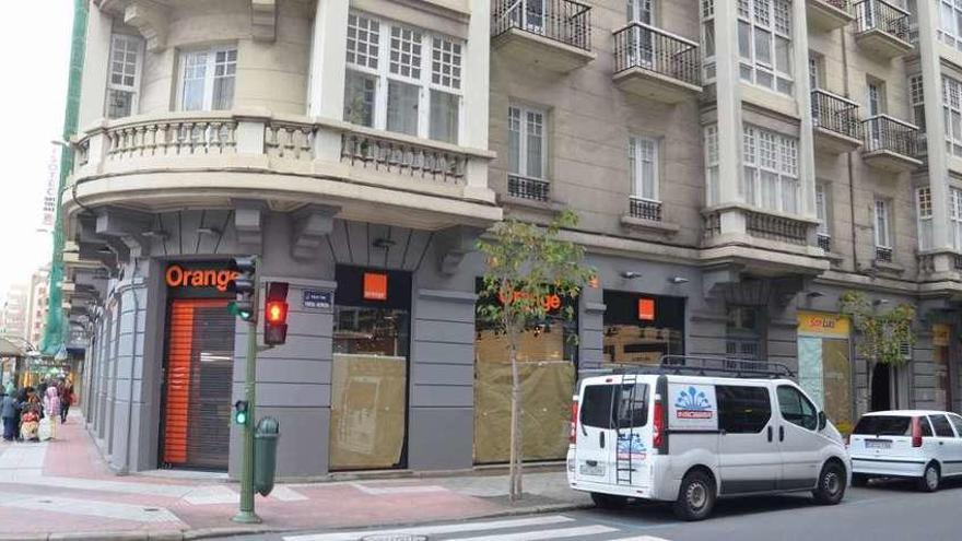Orange abrirá el jueves en la antigua tienda de San Luis de la plaza de Pontevedra