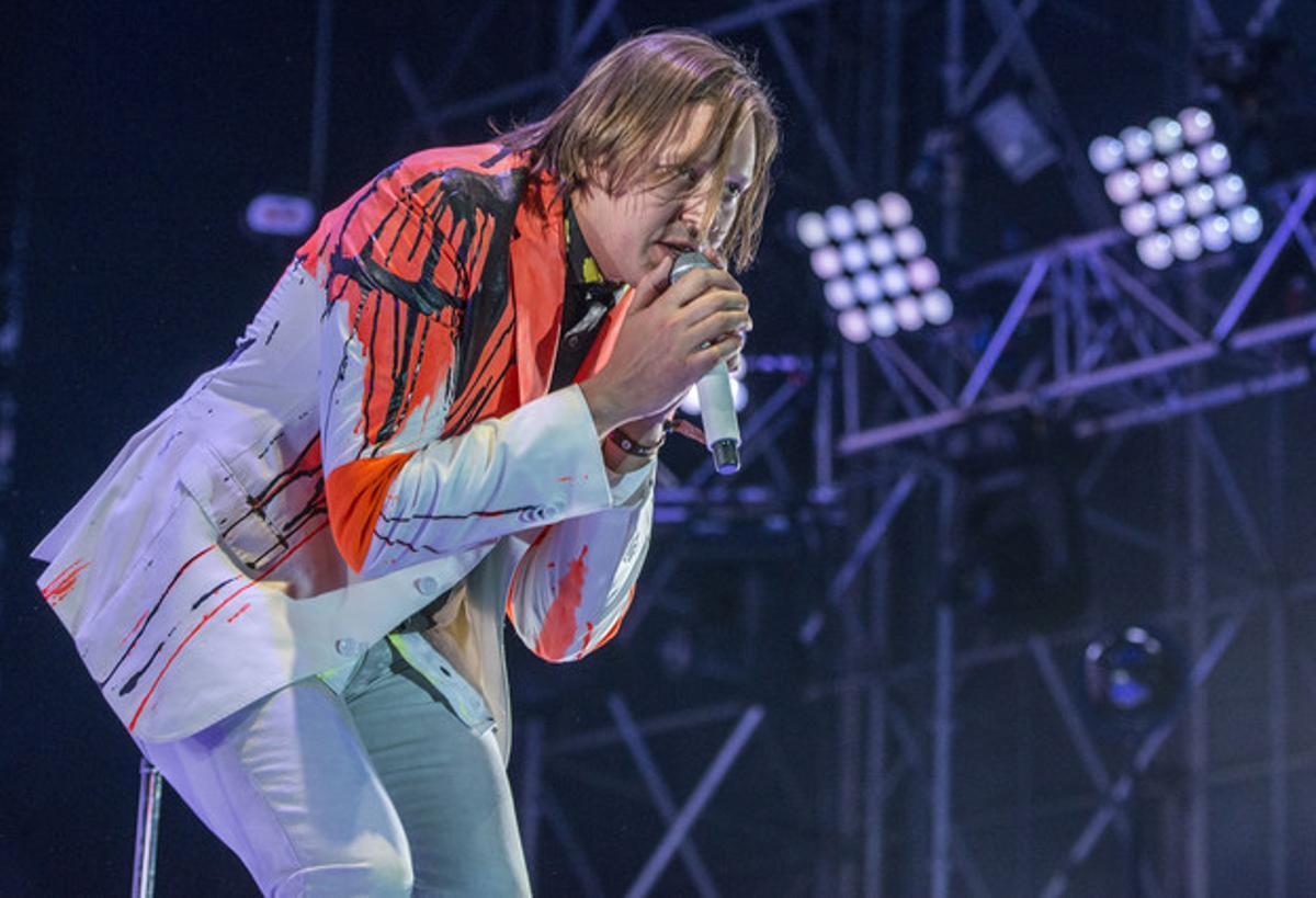 El cantant d’Arcade Fire, Win {Butler}, en plena actuació, ahir a la nit al Primavera Sound.