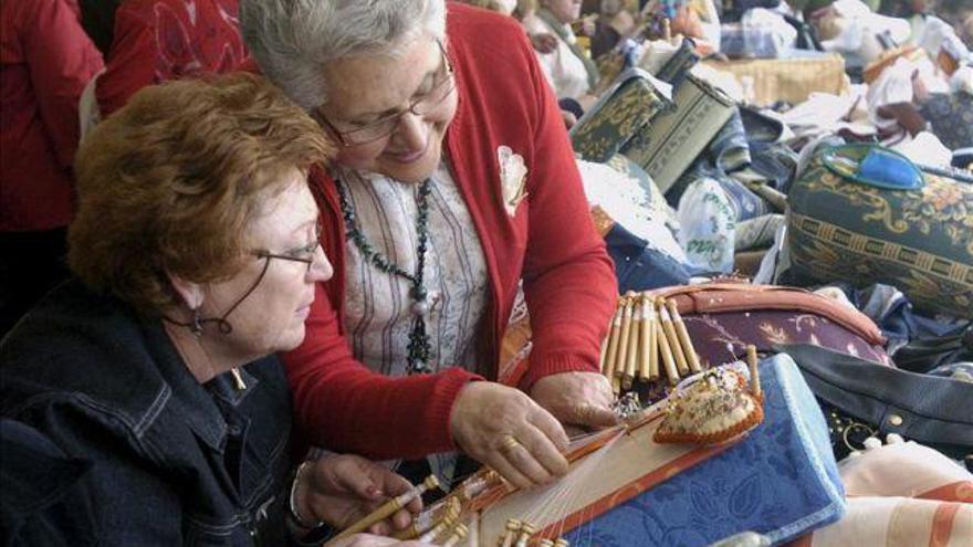 Dos mujeres haciendo encaje de bolillos