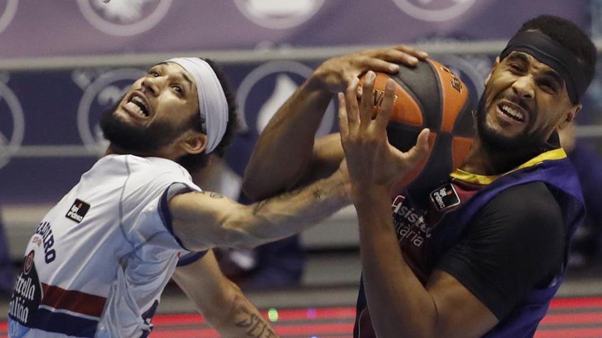 Kassius Robertson lucha por un balón con Brandon Davies, en el partido de ida