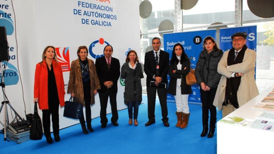 El presidente de Feaga (en el centro) con varios organizadores y asistentes, ayer, en la feria. / l. o.