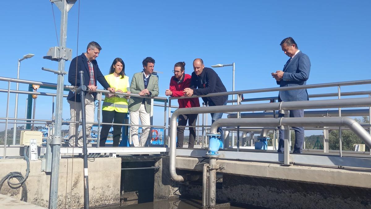 Las autoridades, durante la visita a la depuradora de Palenciana.