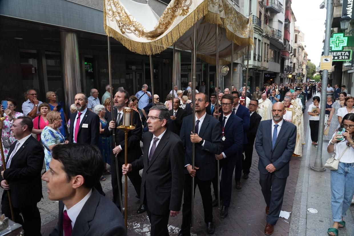 Castelló recibe con honores al Santísimo en la procesión del Corpus Christi