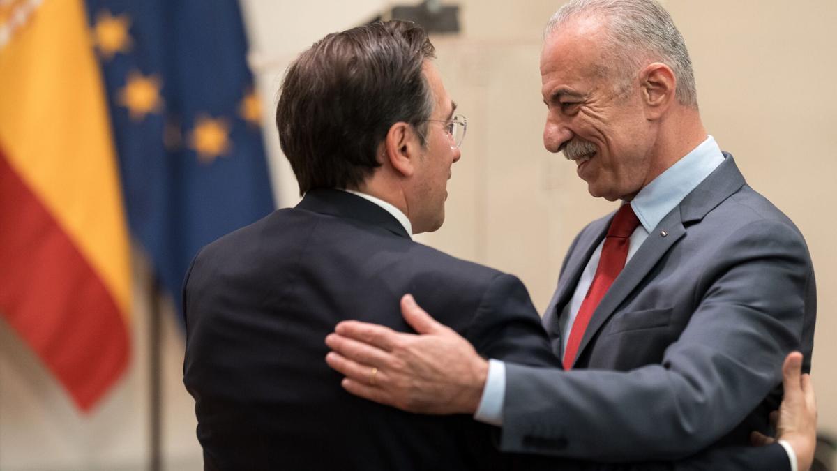 El ministro de Asuntos Exteriores, Unión Europea y Cooperación, José Manuel Albares (i), y el embajador de Palestina en España, Husni Abdel Wahed (d).