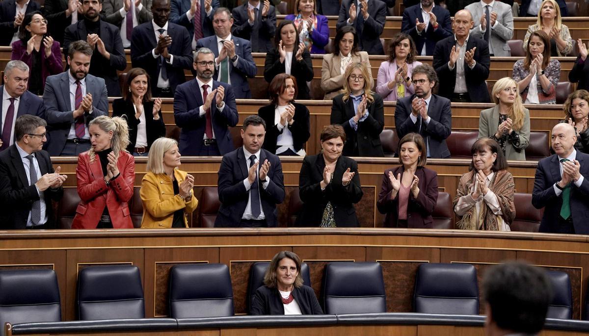 La vicepresidenta tercera, Teresa Ribera, aplaudida por su grupo tras comparecer en el Congreso para informar sobre la gestión de la DANA.