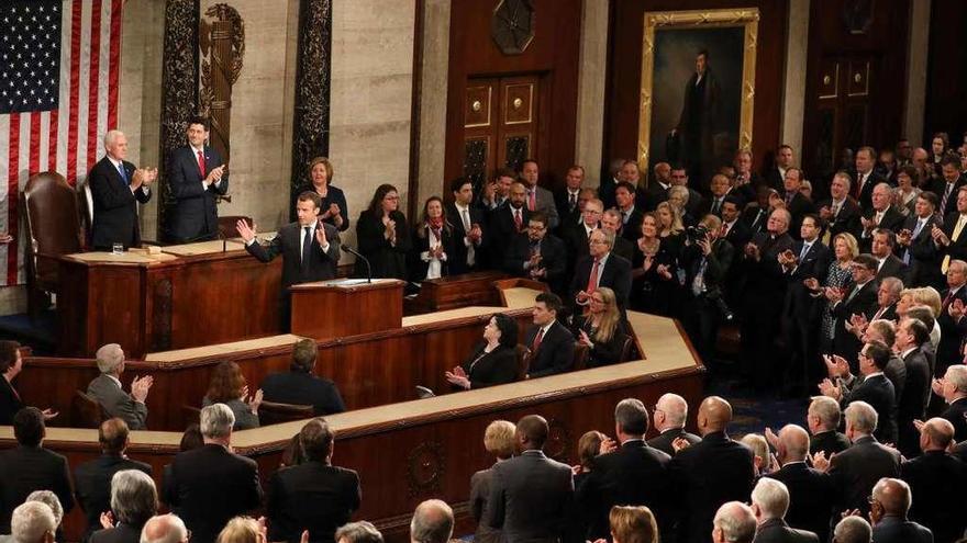 Macron corresponde a los aplausos de los legisladores de EE UU tras su discurso ante el Congreso.