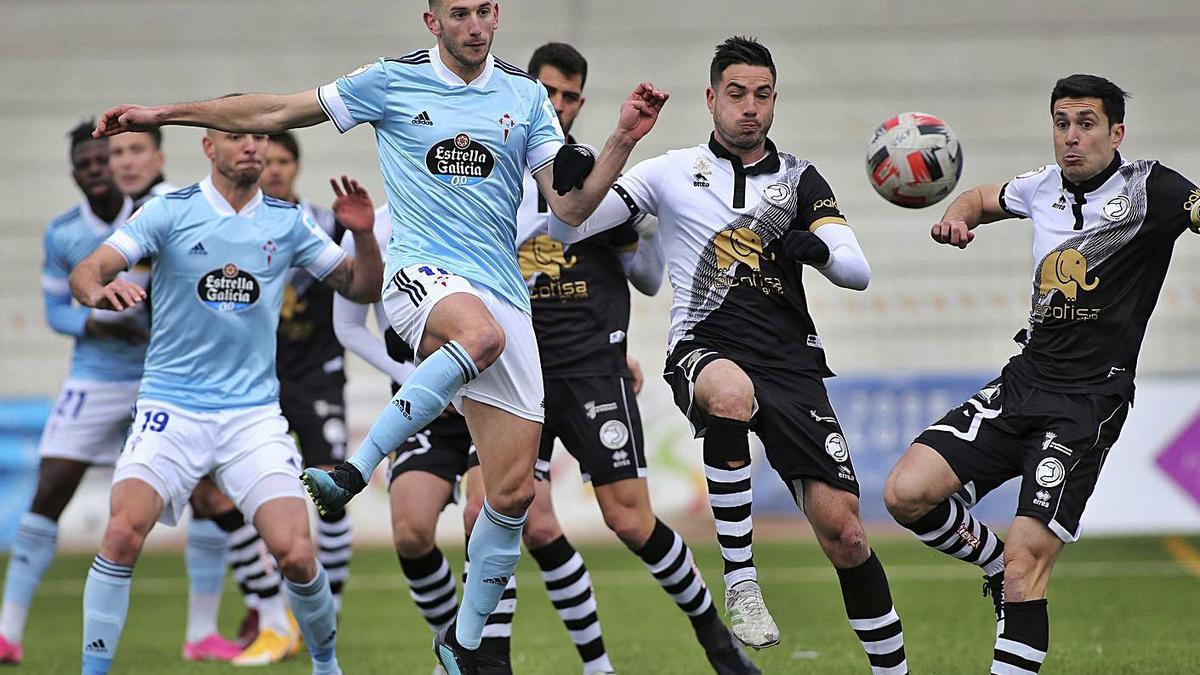 Los jugadores de Unionistas y del Celta B pugnan por un balón aéreo. |  // LA GACETA