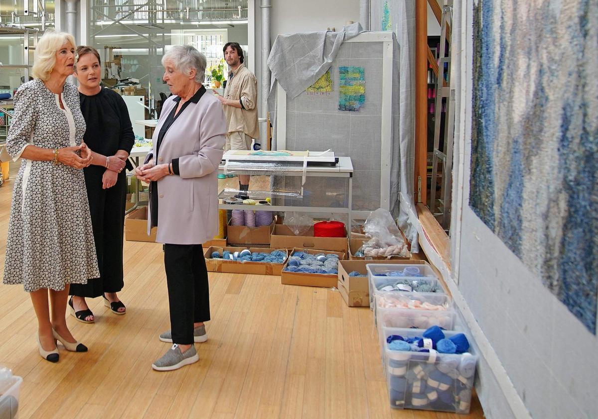 La reina Camila visita un taller de tapices en Edimburgo La reina Camila visita un taller de tapices en Edimburgo