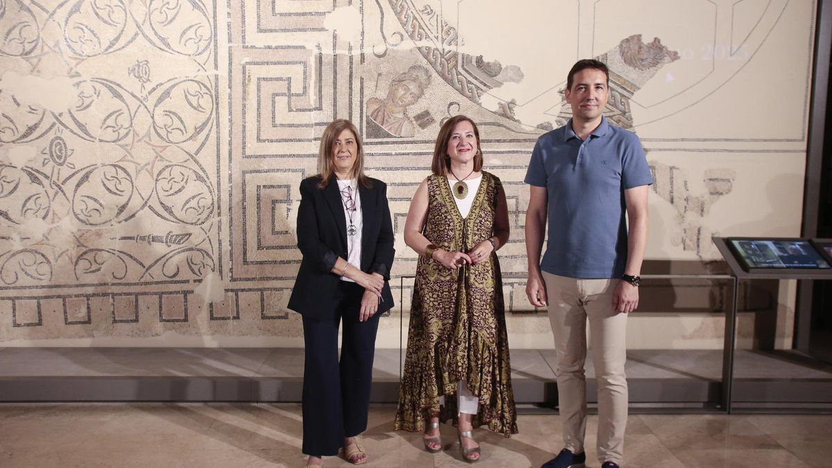 Marisa Arguis, Sara Fernández y José Fabre, este viernes frente al mosaico de ‘Las musas’.