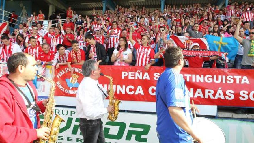 La afición del Sporting se une a una de las charangas de los seguidores de la Ponferradina durante la visita de la pasada temporada a El Toralín.