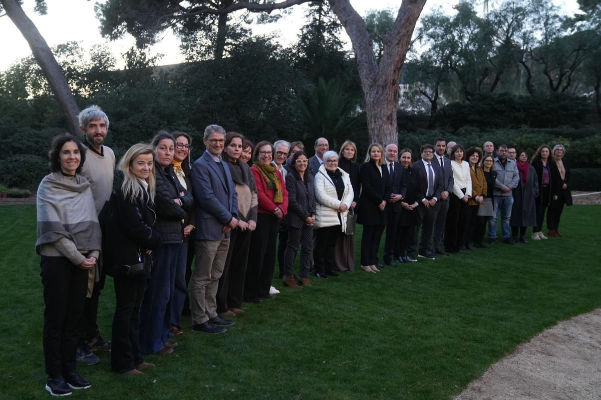 Los asistentes a la cumbre institucional convocada por la Generalitat esta tarde para empezar trabajos de coordinación para la aplicación de la regularización extraordinaria.