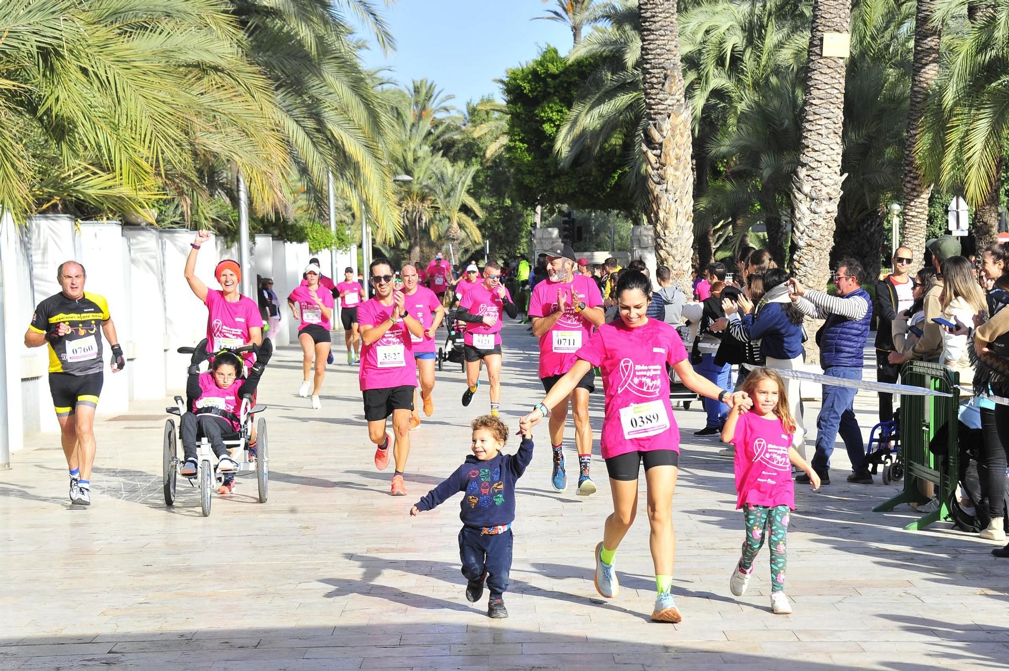 Una marea rosa imparable contra el cáncer de mama en Elche