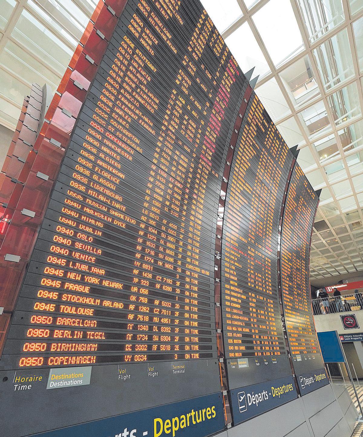 Pantalla con horarios de vuelos en el aeropuerto Charles de Gaulle de París.