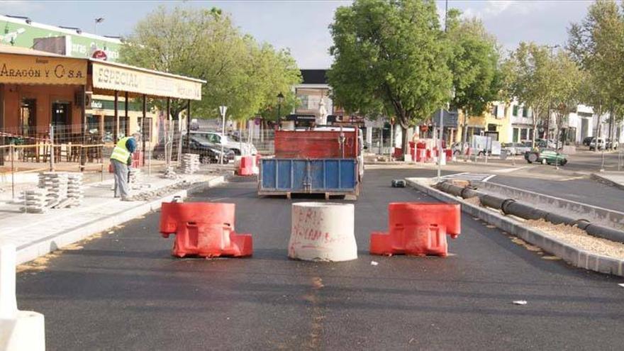 Asfaltan el entorno del puente de Cabra