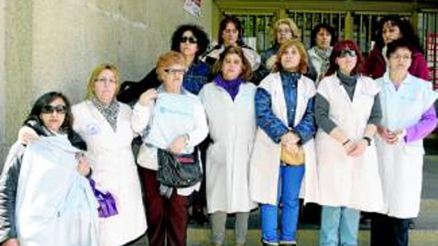 70 empleados de una empresa de limpieza denuncian que llevan tres meses ...