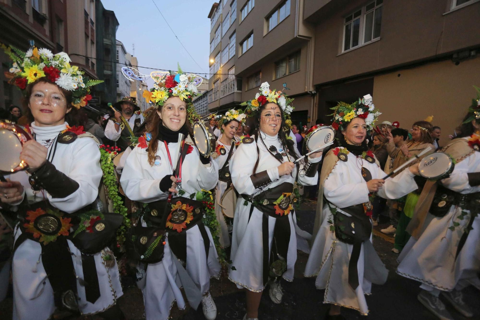 Los choqueiros toman la calle de la Torre con máscaras, música y diversión