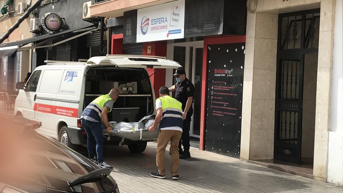 Levantamiento del cadáver del homicidio en la calle Borriol de València