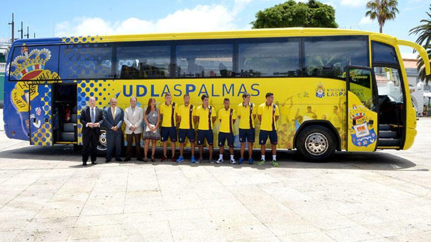 Directivos de la Unión Deportiva Las Palmas y de Las Palmas Bus junto a jugadores amarillos.