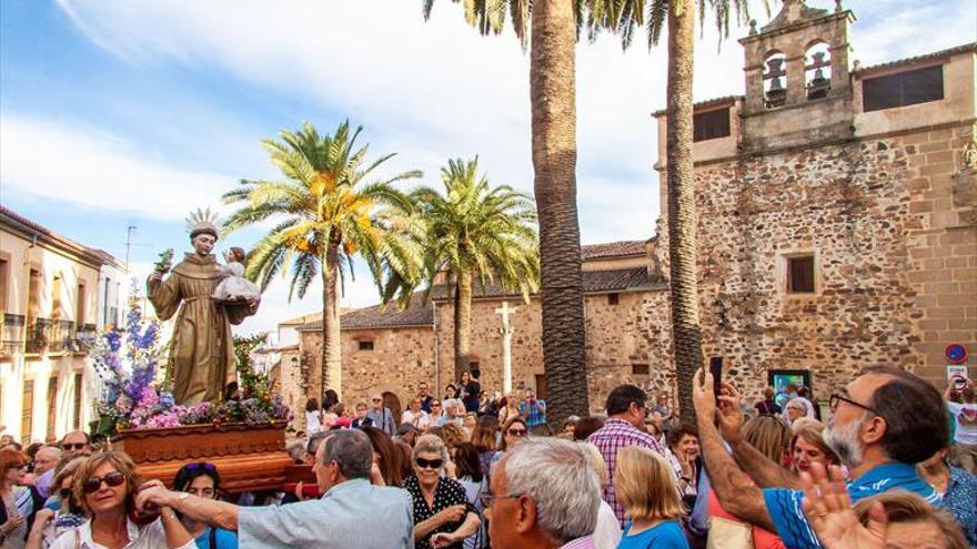 ‘Los pajaritos’ acompañan a San Antonio