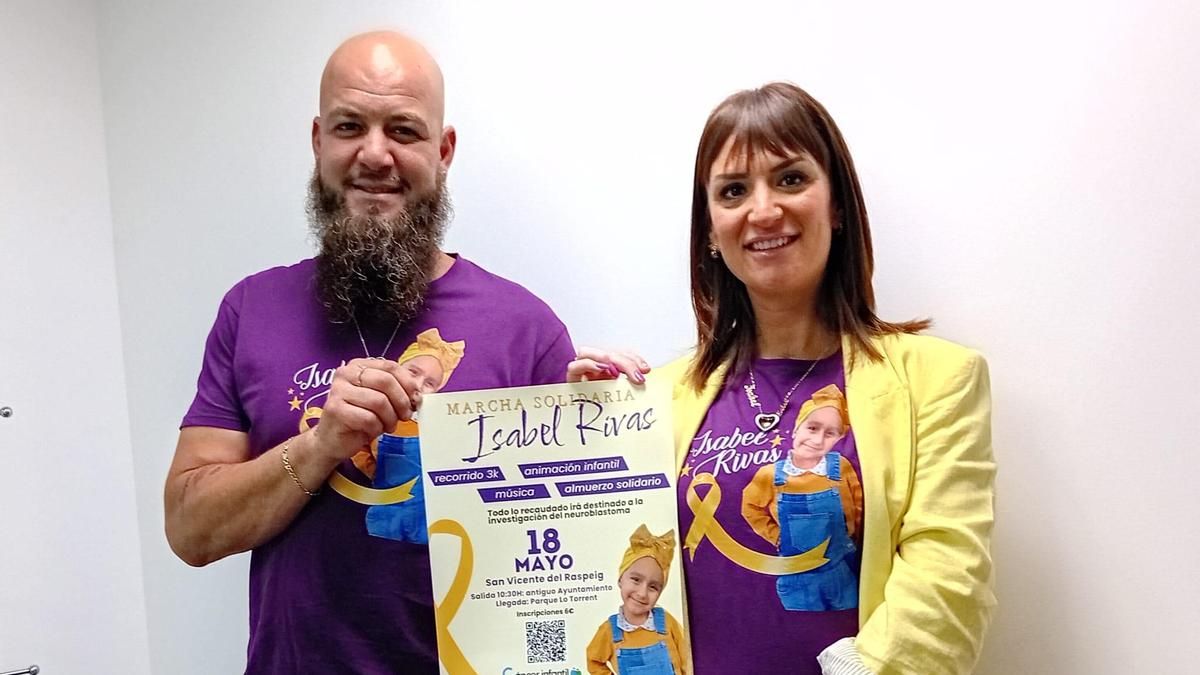 Eduardo y Nuria, padres de Isabel Rivas, con el cartel que anuncia la marcha solidaria