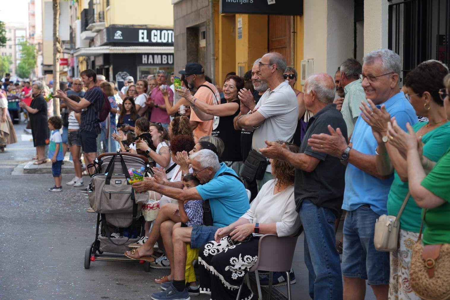 El Grau da inicio a las fiestas de Sant Pere con pólvora, bous y música