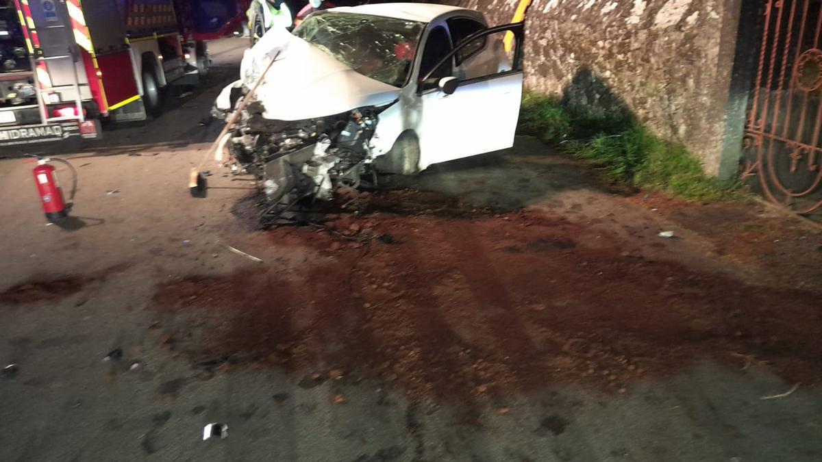 Turismo accidentado esta madrugada en A Bandeira.