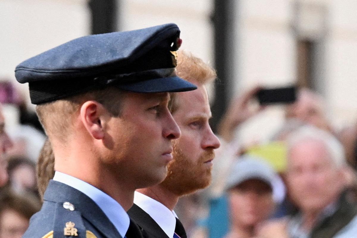 Guillermo y Enrique, durante el cortejo fúnebre de su abuela, Isabel II, en septiembre de 2022.