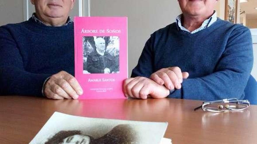 Amable Santos (dcha.), con su libro y Fernando Cuñarro. // G.N.