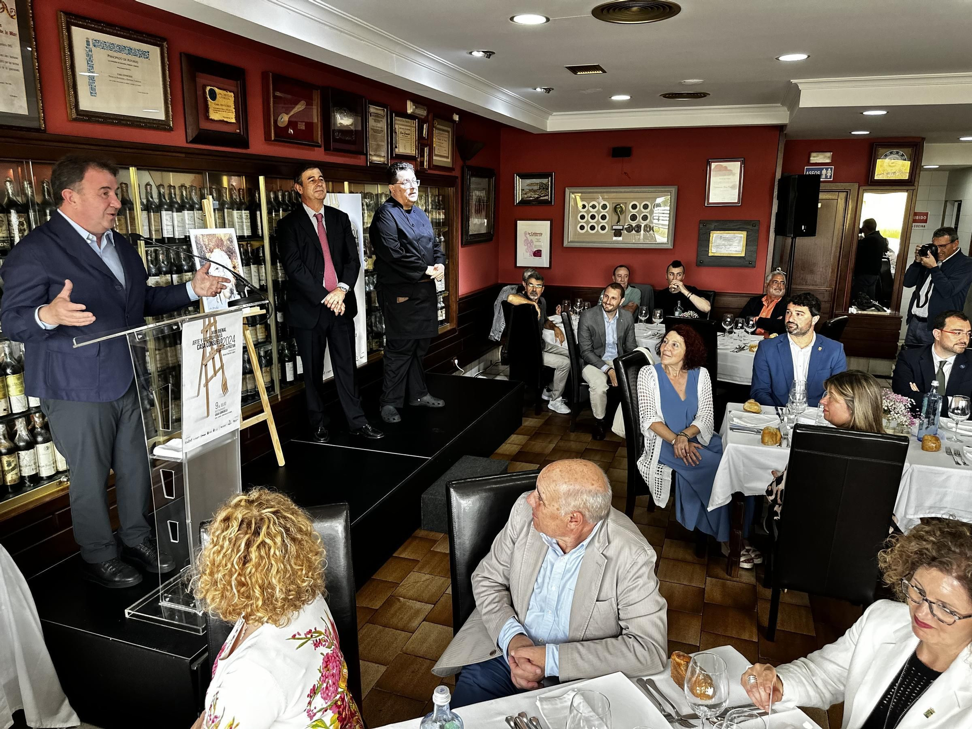 EN IMÁGENES: El homenaje póstumo al hostelero Álvaro López en su casa y coincidiendo con la Bienal de Arte