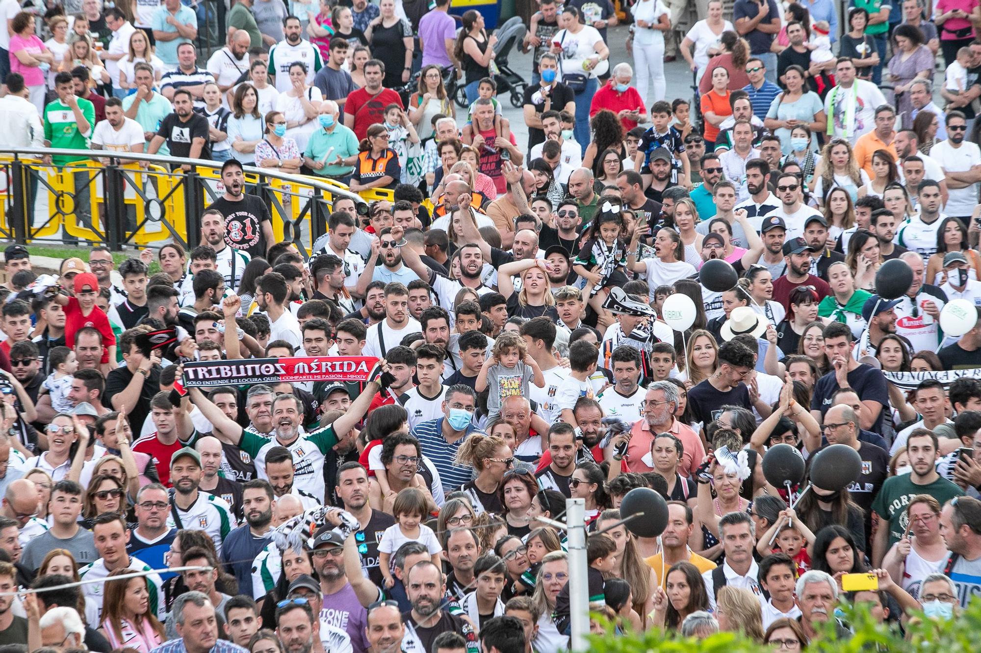 El Mérida celebra con su afición el ascenso a Primera RFEF