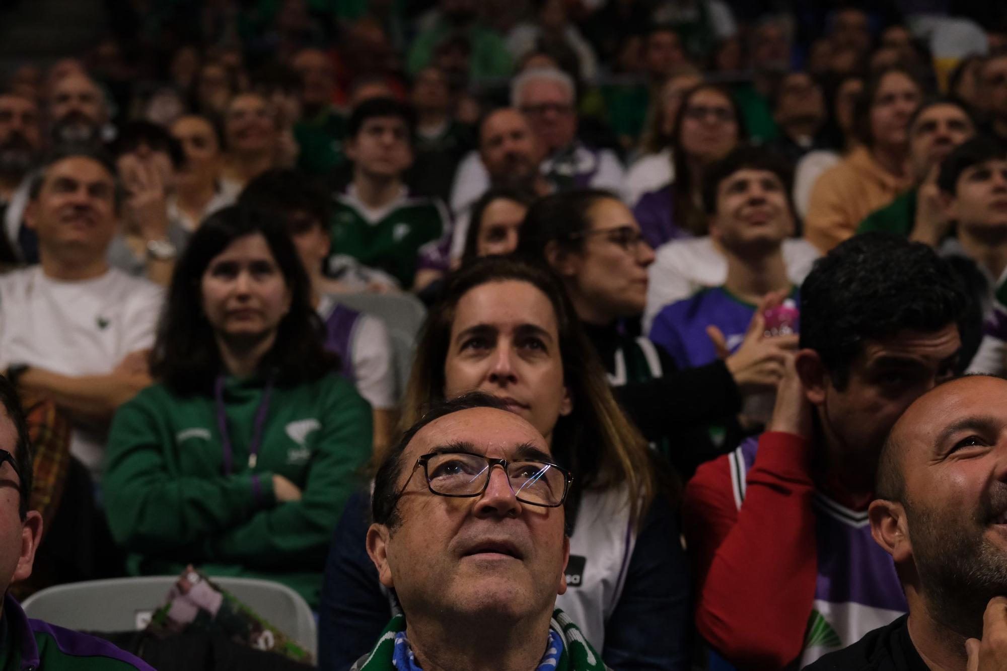 La afición celebra el título de Copa en la previa del Unicaja - Girona