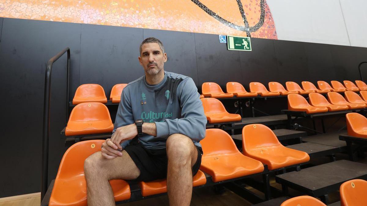 Rubén Burgos, en la pista central de L'Alqueria del Basket