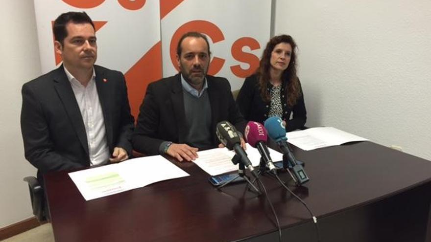 Los ediles de Ciudadanos en el Ayuntamiento de Málaga Alejandro Cerballo y Juan Cassá, junto a la asesora de Medio Ambiente de la formación, Beatriz González, en rueda de prensa.