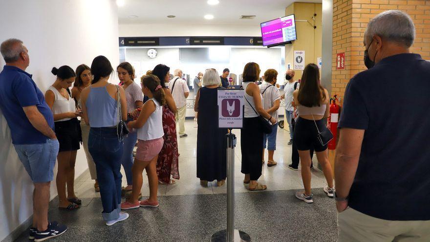 Larga cola de usuarios esperando este lunes en la estación de trenes de Córdoba para adquirir un abono transporte.