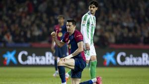 Robert Lewandowski, con Johhny, del Betis, detrás.