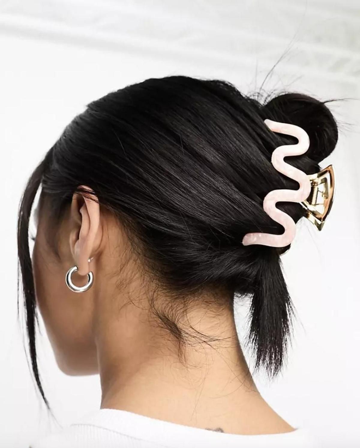 Pinza para el cabello de resina rosa y metal de ASOS DESIGN