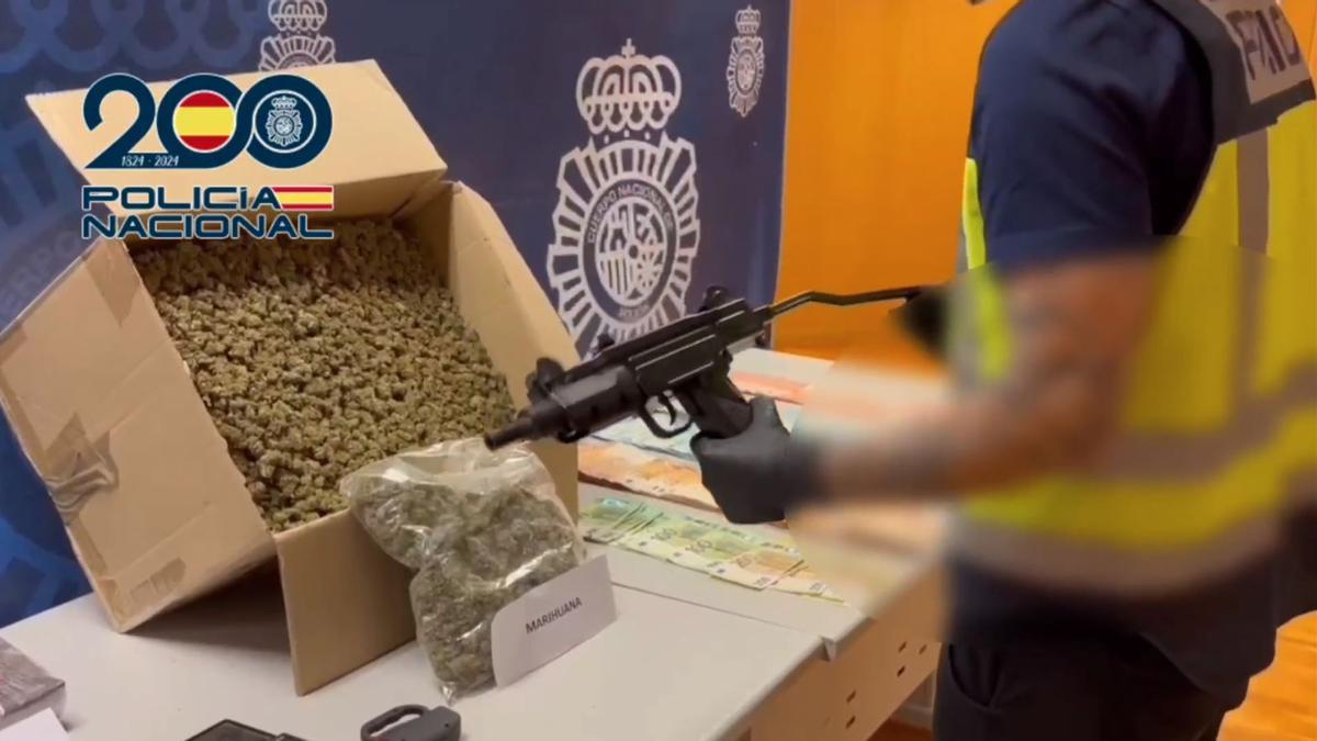 El arma simulada que ha sido incautada por la Policía Nacional junto a parte de la droga incautada en Elche y Aspe