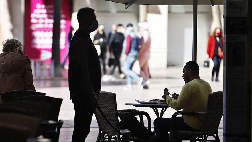 Clientes en una terraza en el centro de Málaga