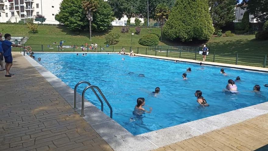 Reclaman tarifas reducidas para as asociacións nas piscinas municipais do Concello de Teo