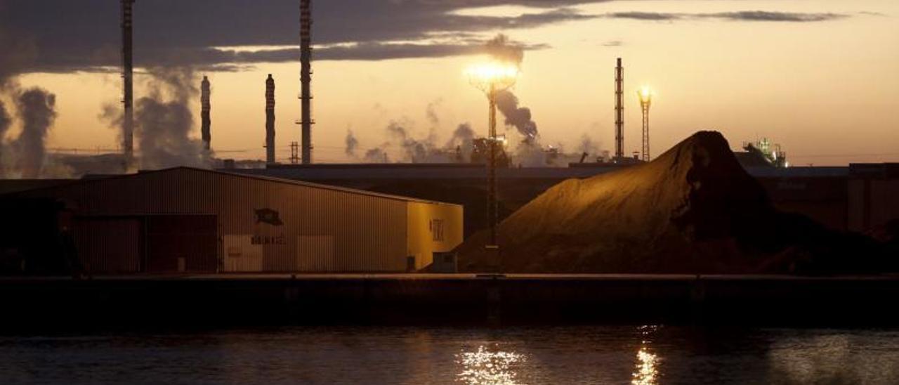 Chimeneas humeando en la zona industrial de San Juan de Nieva. | Ricardo Solís