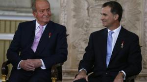 El rey Juan Carlos y el Príncipe Felipe en 2014, durante la ceremonia de sanción y promulgación de la ley orgánica por la que se hizo efectiva la abdicación del Rey en favor de su hijo y heredero.