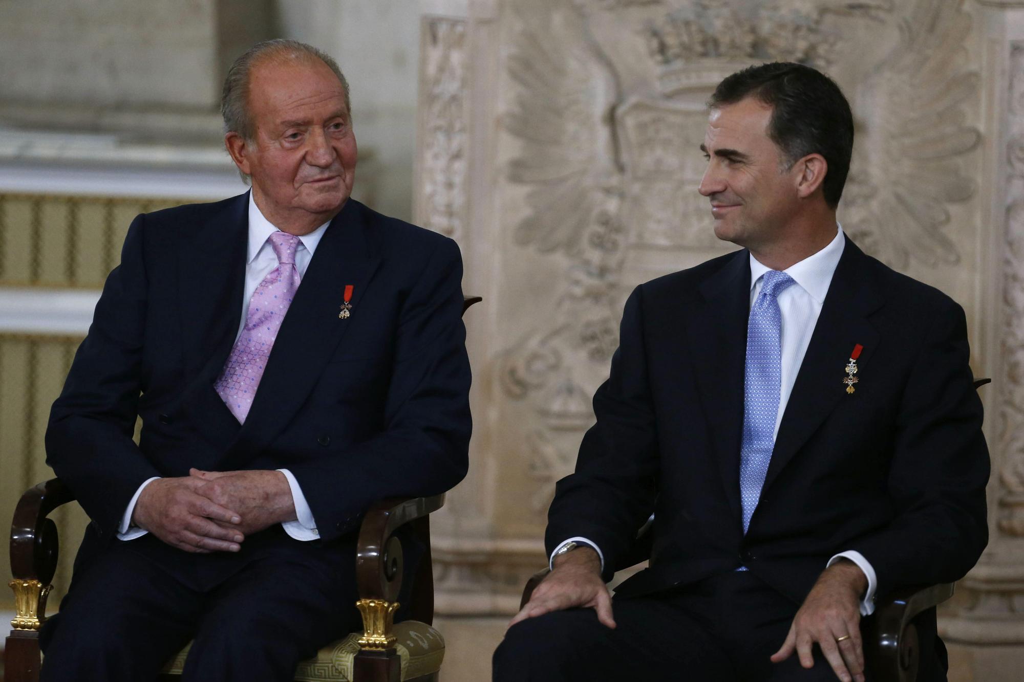 El rey Juan Carlos y el Príncipe Felipe en 2014, durante la ceremonia de sanción y promulgación de la ley orgánica por la que se hizo efectiva la abdicación del Rey en favor de su hijo y heredero.