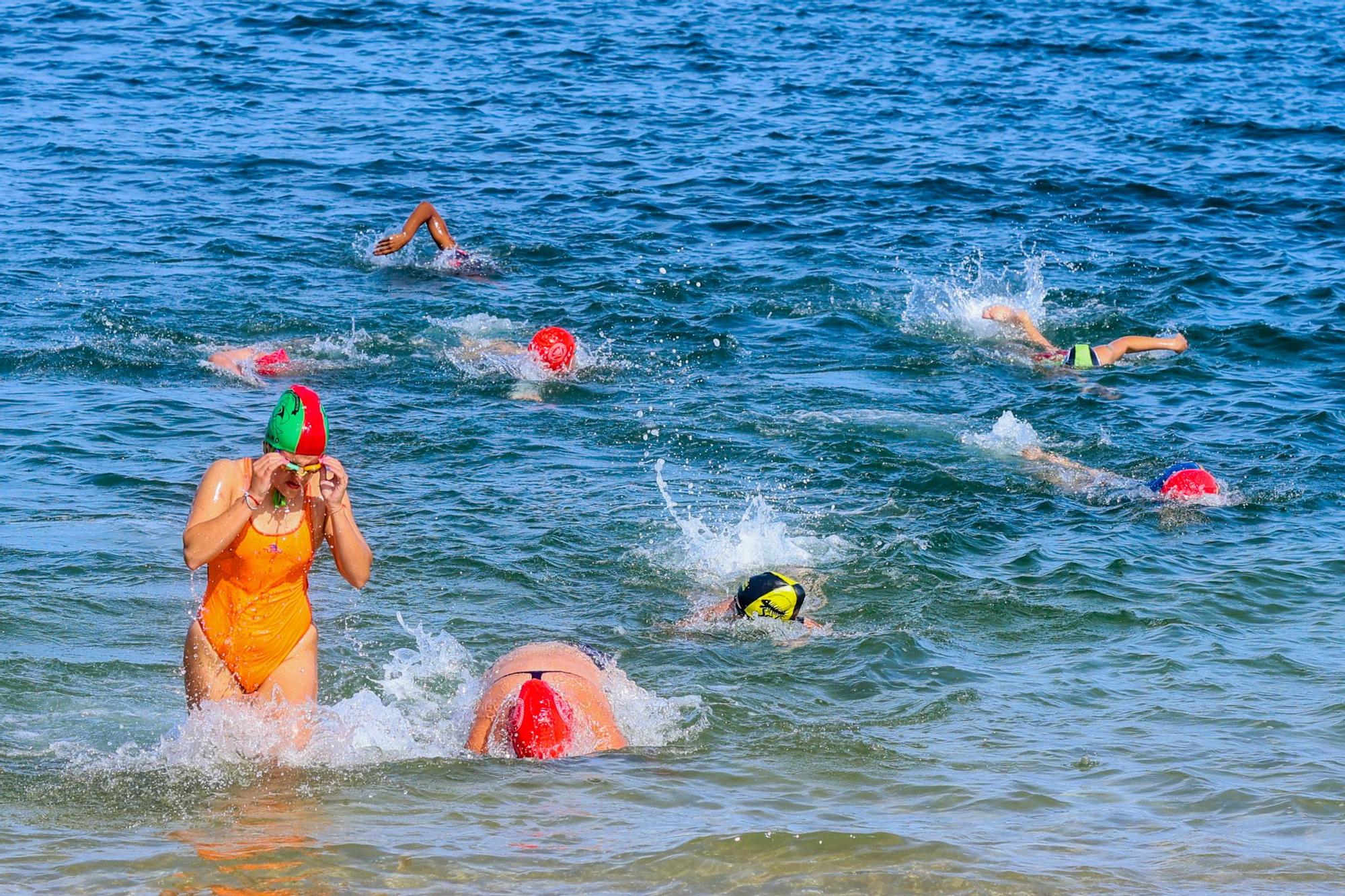 El salvamento llena de espectáculo deportivo la playa de A Concha