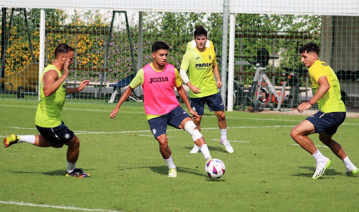 Ilias Akhomach se entrenó este sábado con sus compañeros del Villarreal B por primera vez.