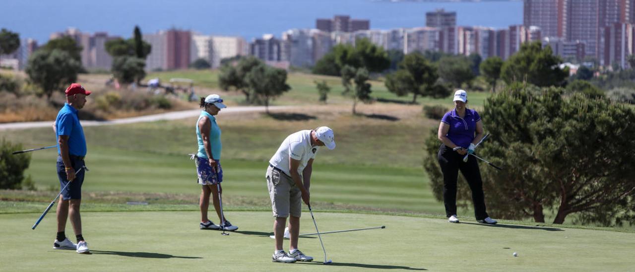 Jugadores participan en un torneo de golf organizado en Benidorm. Foto de David Revenga